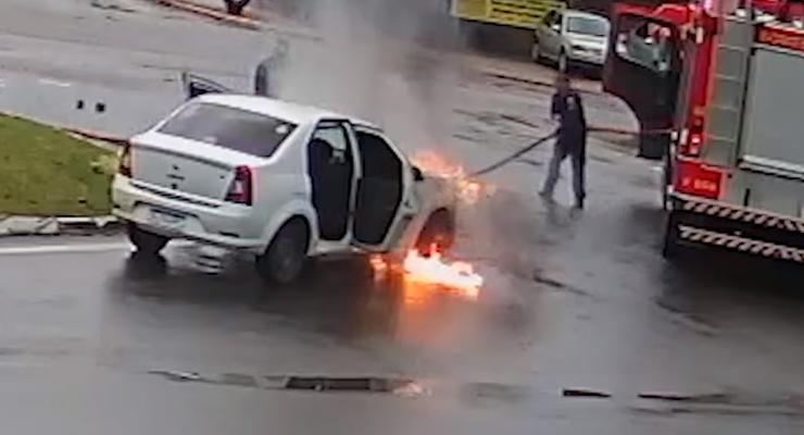 "Чудесное спасение": Авто в Бразилии загорелось, когда мимо проезжали пожарные