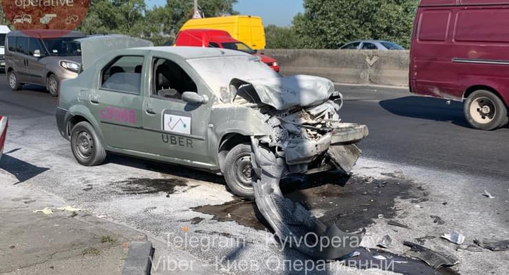 В Киеве такси Uber на скорости протаранило троллейбус - есть пострадавший