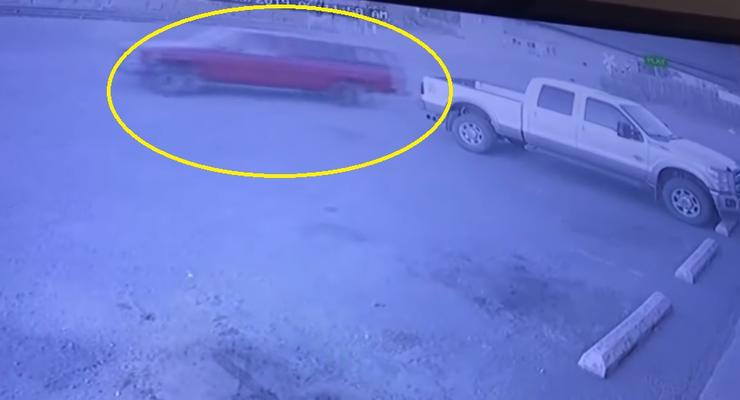 В США у вора угнали машину во время ограбления магазина - видео