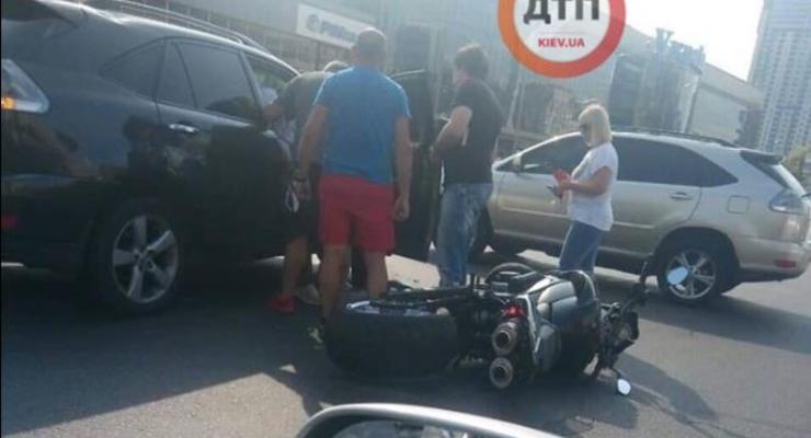 В Киеве жестко врезались легковушка и мотоцикл - пострадал байкер