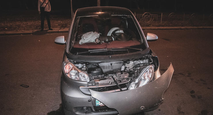 На Оболони водитель Smart слетел с дороги сбил знак из-за подрезавшего "автохама"