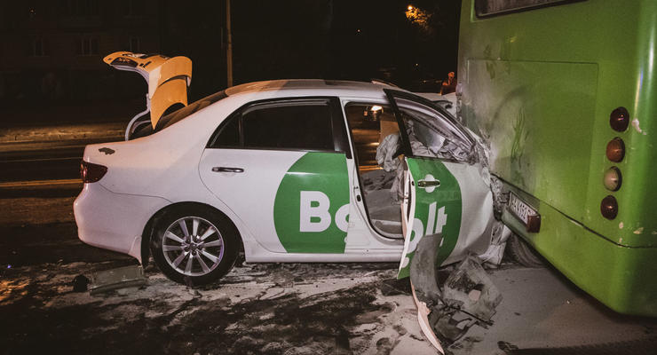 В Киеве за 15 минут в одну маршрутку влетел "ВАЗ" и такси Toyota
