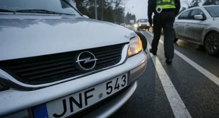 Две недели "охоты на евробляхеров": Сколько водителей успели оштрафовать