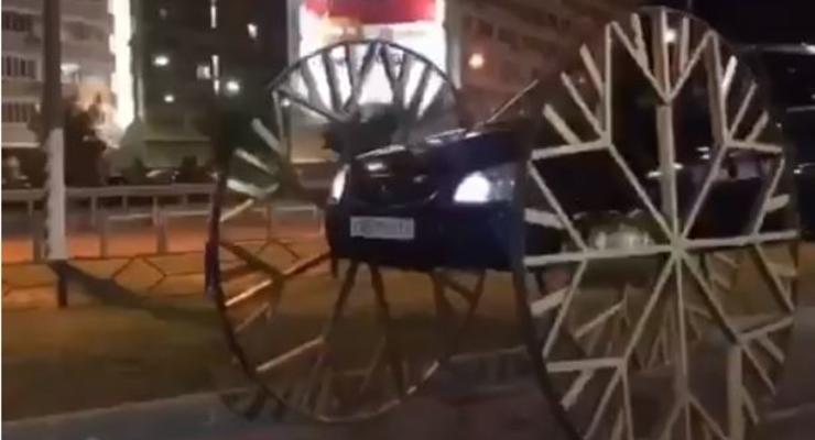 Блогер поставил на свою Lada Priora огромные колеса от кареты - видео