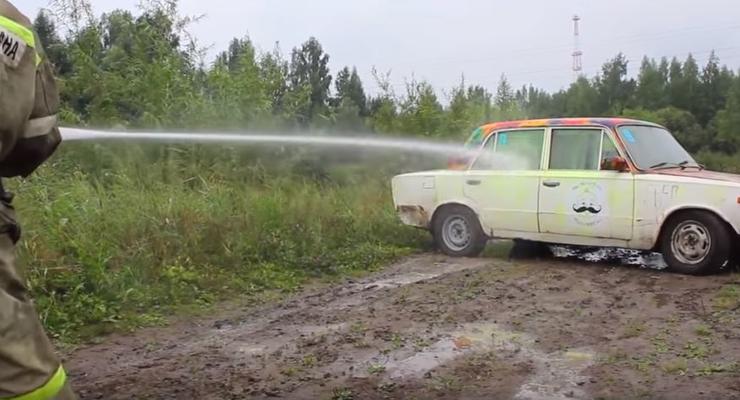 Что будет, если помыть машину с помощью пожарного брандспойта - видео
