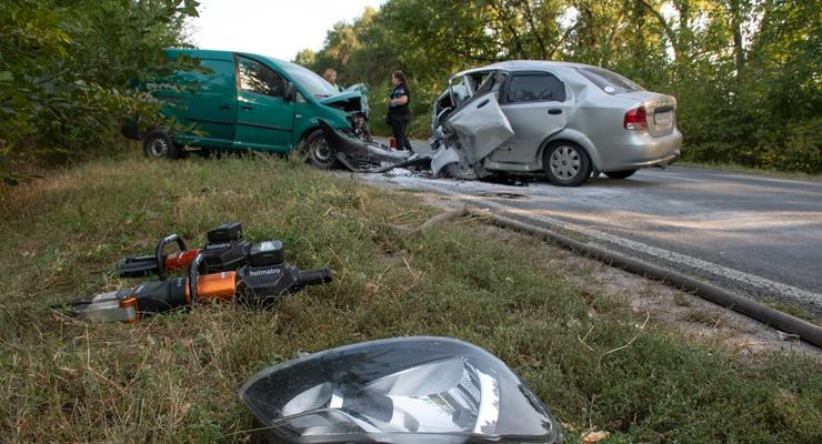 Под Киевом Chevrolet врезался в Volkswagen и загорелся - трое погибших