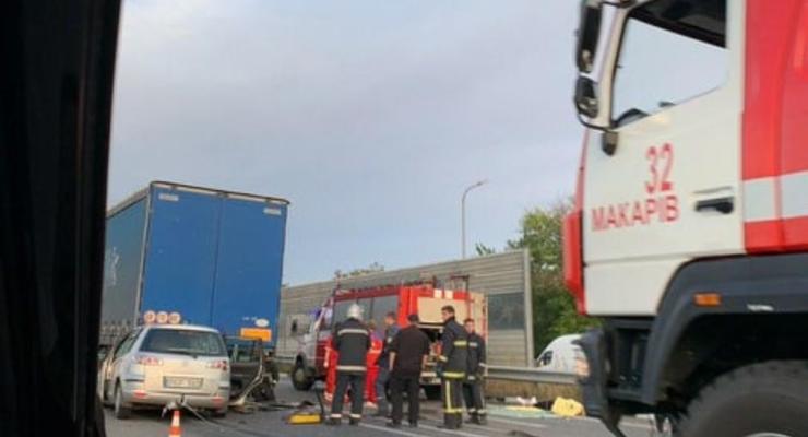Под Киевом легковушка Skoda жестко влетела в грузовик - четверо погибших