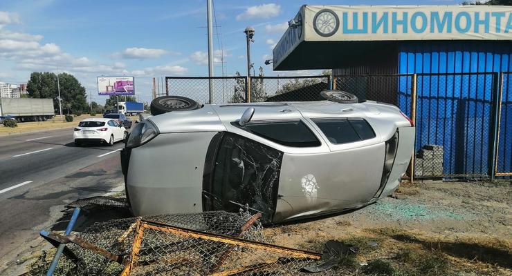 В Киеве столкнулись два Renault - одна из машин вылетела за забор и перевернулась