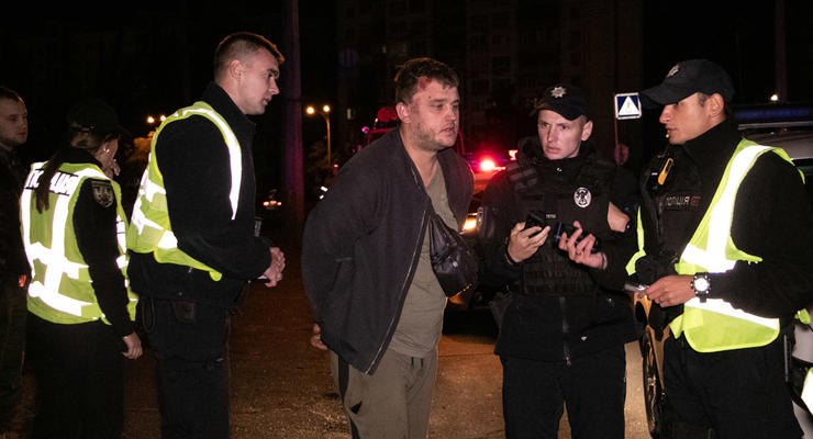 В Киеве пьяный водитель убегал от полиции после ДТП на Peugeot и перевернулся