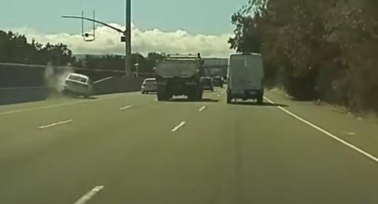 Видео: Гонщик на Chrysler поплатился за дерзкую попытку обгона и протаранил отбойник
