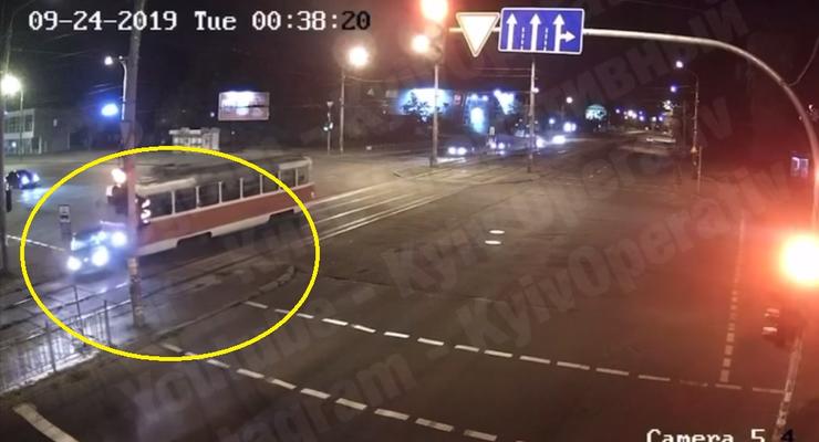 Трамвай протаранил легковушку в Киеве - появилось видео ДТП