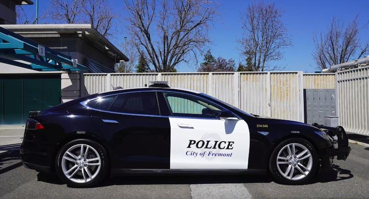 В США Tesla Model S местной полиции разрядилась во время погони
