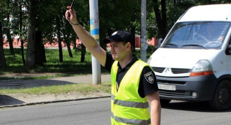 Украинским водителям разрешат предъявлять права на смартфоне
