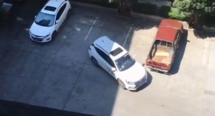 Видео о безнадежных попытках припарковаться в Китае взорвало Сеть