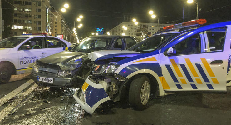Масштабное ДТП в Киеве: Автомобиль охраны протаранил Mitsubishi и влетел в ВАЗ
