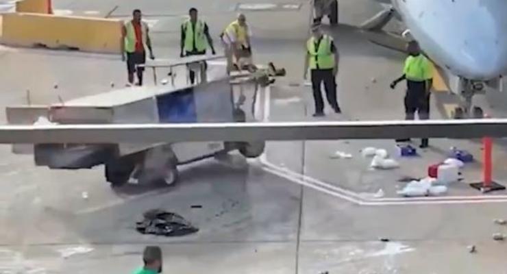 Видео "восстания" обезумевшого минибуса в аэропорту взорвало Сеть