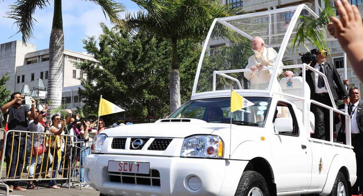 Папа Римский пересел на пикап, как у украинских военных - фото