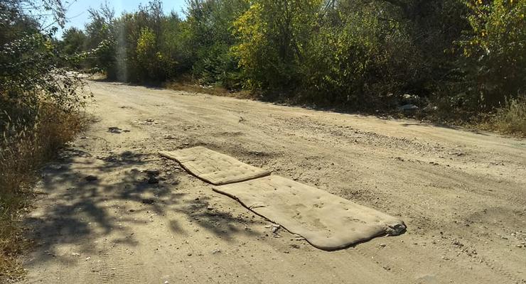 В Николаевской области ремонтировали ямы на дорогах матрасами - фото