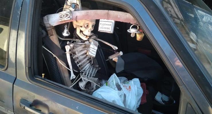 В Киеве засняли автомобиль со скелетом на месте пассажира