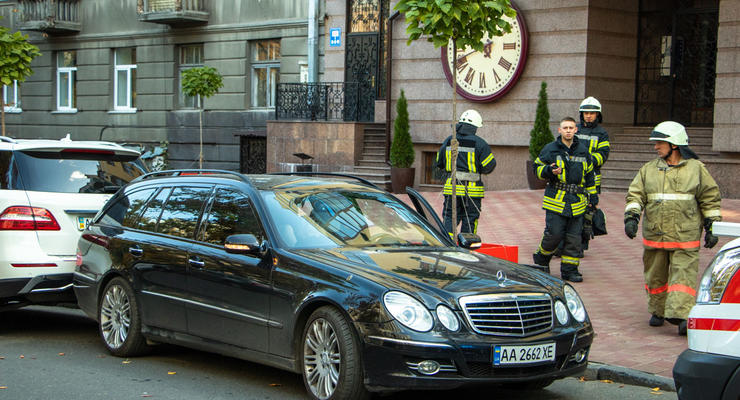 В Киеве водитель Mercedes умер за рулем движущегося авто