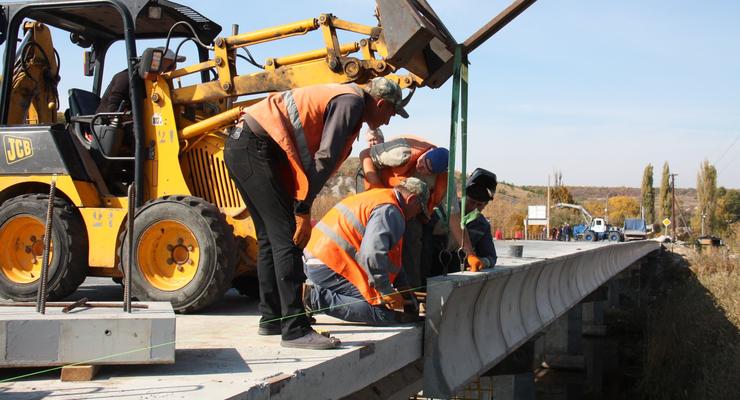 Появились фотографии постройки важного моста в Луганской области