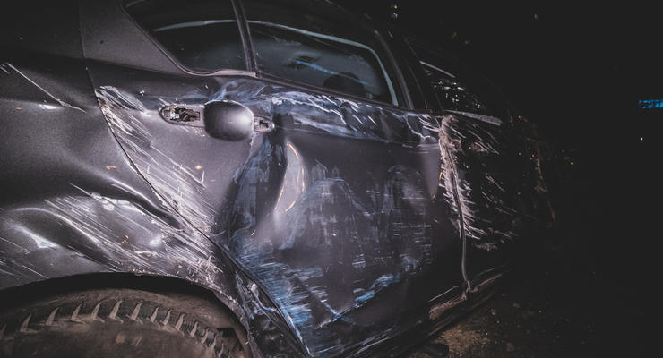На Позняках пьяный водитель на китайском авто снес забор и перевернулся
