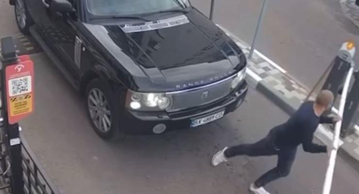 Неадекватный водитель на элитном авто вырвал шлагбаум в Киеве - видео