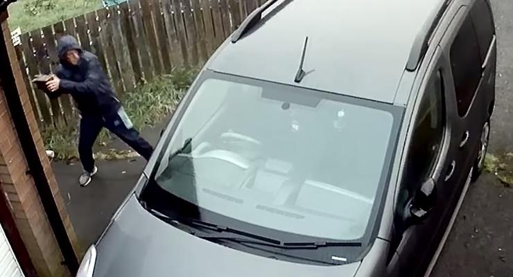 Мгновенная карма: Вор покалечил себя, попытавшись разбить стекло авто - видео