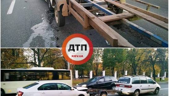В Киеве на Голосеевском проспекте Skoda жестко влетела в прицеп