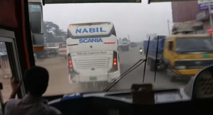 Сумасшедшие водители автобусов в Бангладеше устроили гонки - жуткое видео