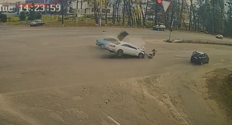 Крупное ДТП под Киевом - опубликовано видео момента аварии
