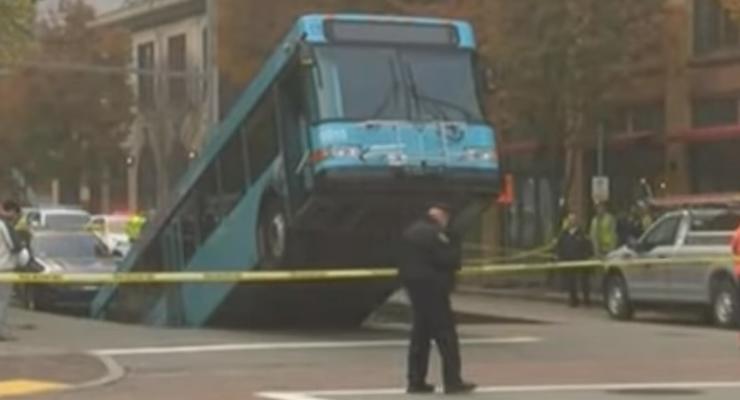 В США автобус с пассажирами буквально "нырнул" под асфальт - видео