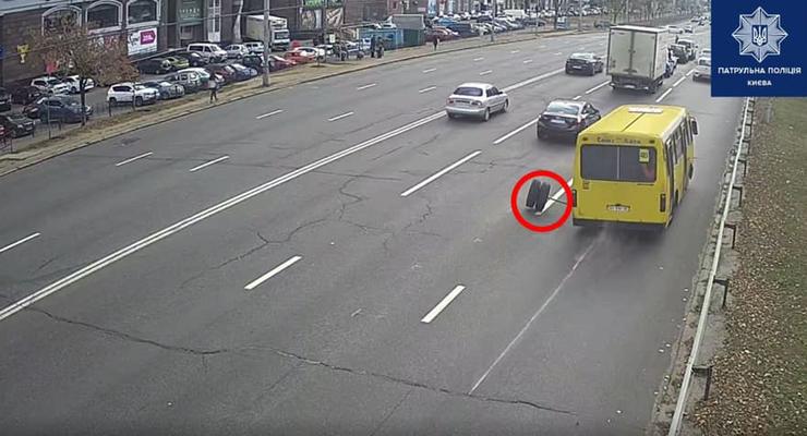 Появилось видео, как в Киеве у маршрутки на ходу отпали задние колеса