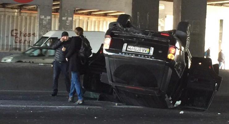 В Киеве после жесткого ДТП Range Rover оказался на крыше
