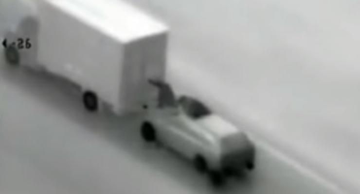 В Румынии грабители пытались ограбить грузовик на ходу - видео с вертолета