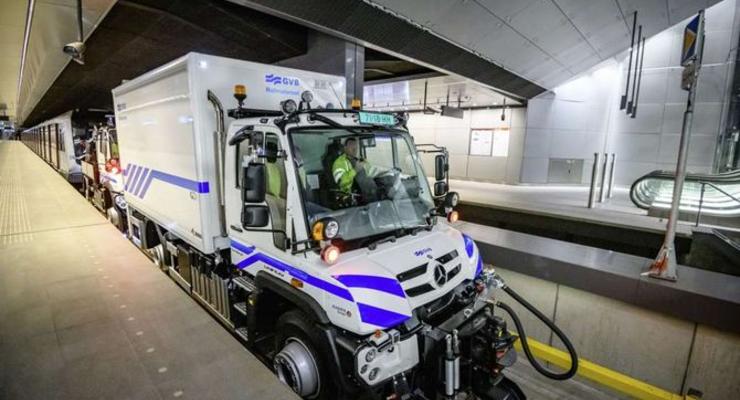 Как двумя тягача Mercedes буксируют поломанное метро в Амстердаме