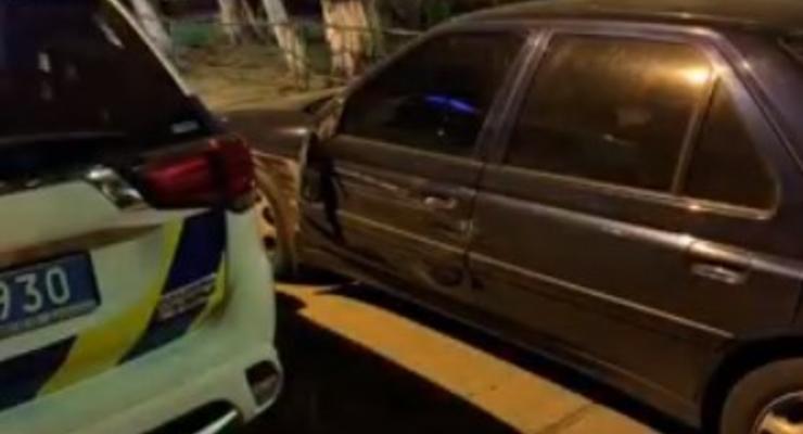"Только получила права": Пьяная девушка на Volkswagen протаранила припаркованное авто