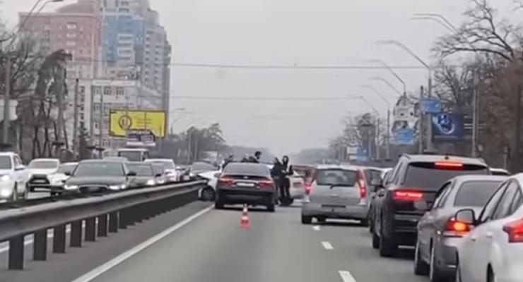 В Киеве возле метро "Житомирская" столкнулись автомобили Skoda и Renault