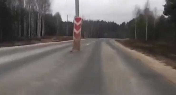 В РФ посреди только отремонтированной дороги установили парочку столбов