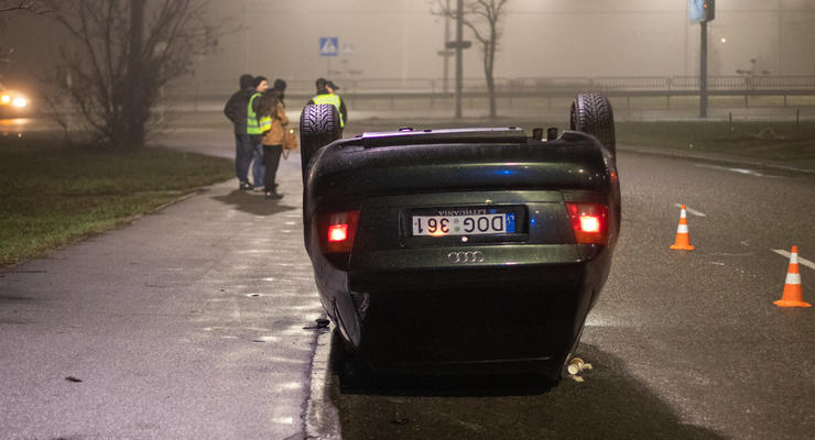 В Киеве на скользкой дороге на скорости опрокинулся автомобиль