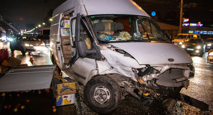 В Киеве на "Шулявке" Honda жестко врезалась в микроавтобус
