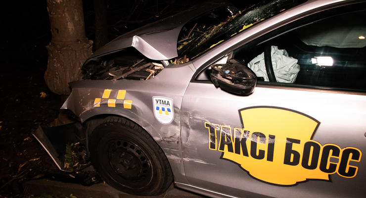 В Киеве такси Volkswagen врезался в Mercedes и отправился в дерево