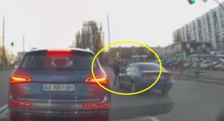 Почему нельзя бегать по переходу: В Киеве водитель сбил ребенка