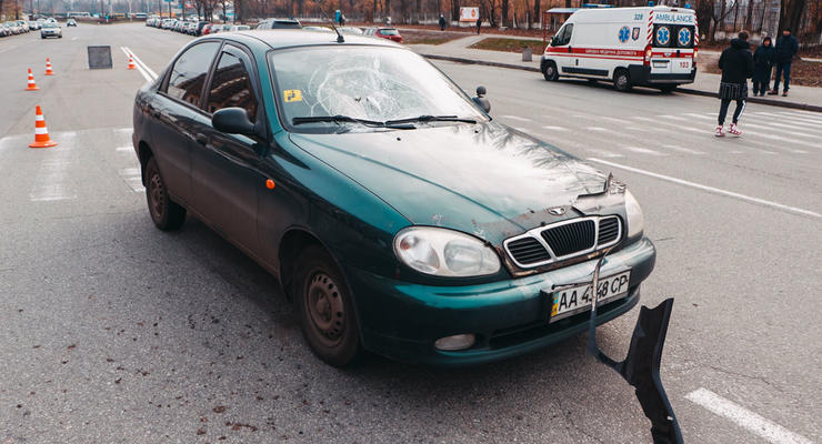 В Киеве возле "Ипподрома" водитель сбил пешехода на "зебре"