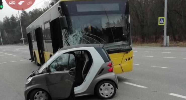 Под Киевом огромный автобус протаранил маленький Smart
