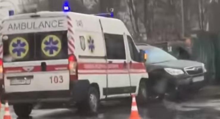 В Киеве жестко столкнулись Subaru и карета скорой помощи - наблюдается пробка