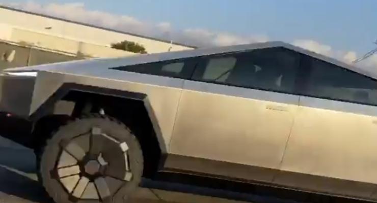 Новый пикап Tesla впервые засветился на обычной дороге - видео