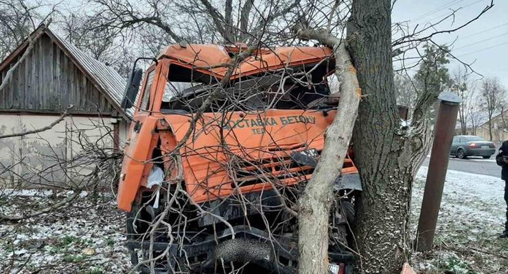 В Киевской области КамАЗ влетел в дерево - водитель погиб