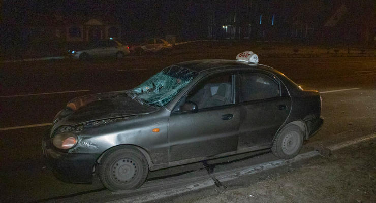 В Киеве такси жестко сбило выбежавшего на дорогу пешехода