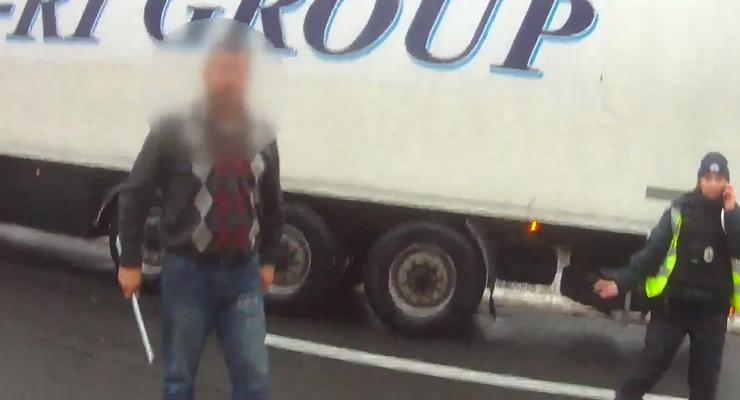 Появилось видео, как турецкий водитель бросался на полицию с монтировкой